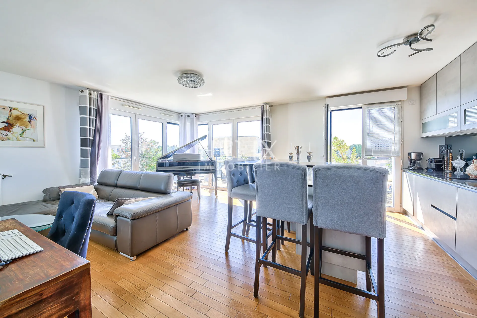 Superbe appartement 3 pièces de 63,95 M² habitable avec un balcon de 20,90 M² à Saint-Germain-en-Laye.
Situé au 4me étage la résidence So Green dévoile une architecture soignée et élégante dans son cadre naturel, en bordure de forêt 