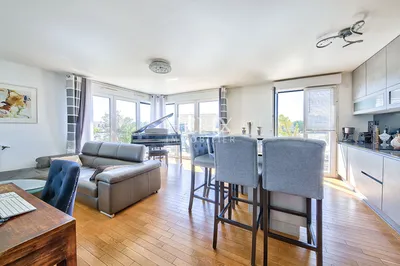 Superbe appartement 3 pièces de 63,95 M² habitable avec un balcon de 20,90 M² à Saint-Germain-en-Laye.
Situé au 4me étage la résidence So Green dévoile une architecture soignée et élégante dans son cadre naturel, en bordure de forêt 