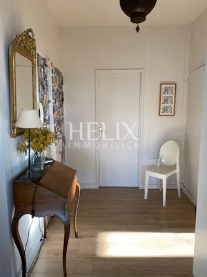 Belle appartement familial de 83m2, très lumineux, au dernier étage d'un immeuble en pierre de taille à l'entrée du parc de Maisons Laffitte comprenant un séjour exposé sud, 3 chambres  et un bureau.