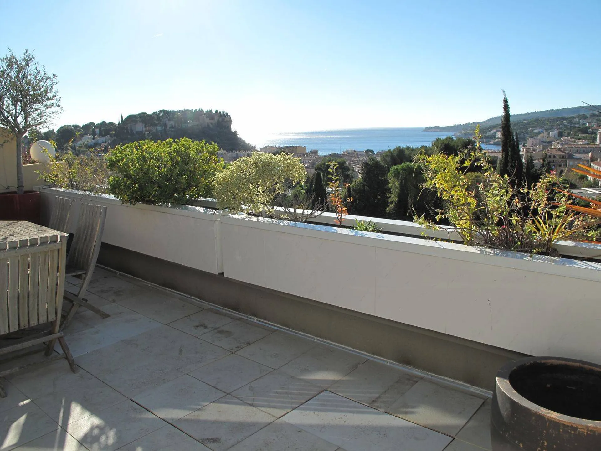 Grande terrasse au soleil à CASSIS appartement à vendrevue mer,  beau jardin  lumineux et calme