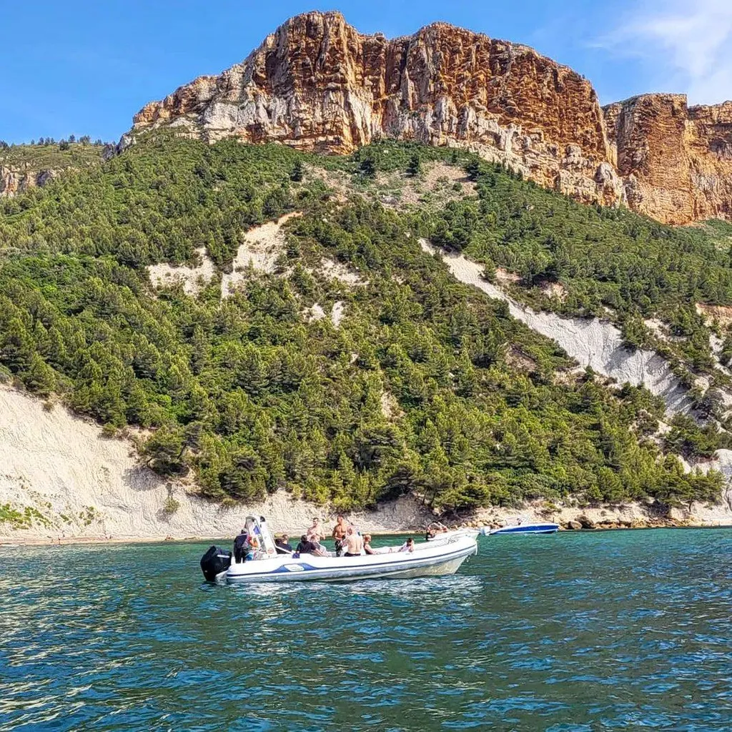 Moments de détente et de baignade dans les eaux cristallines des Calanques avec L'Eden Boat