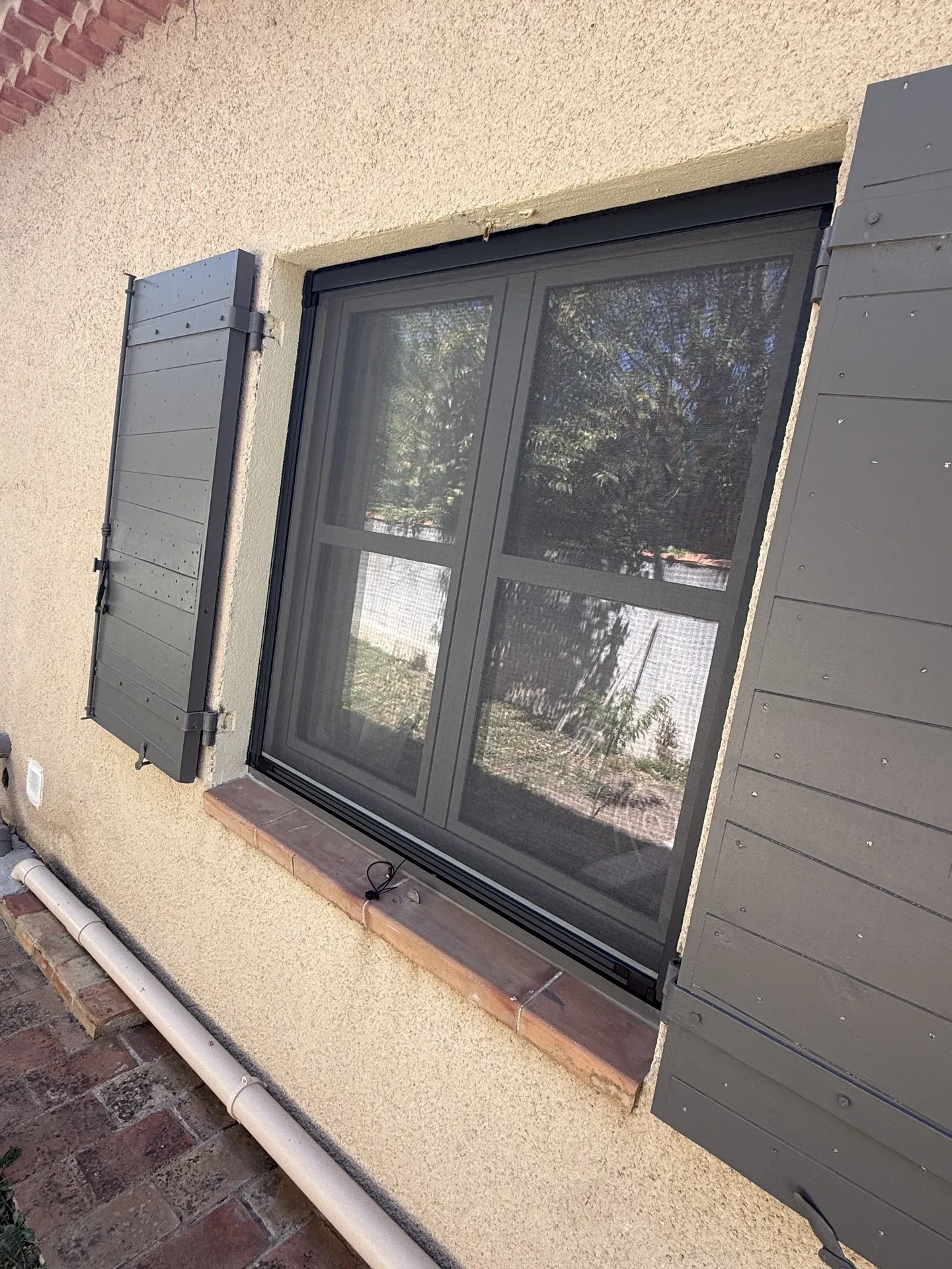 Mise en place de moustiquaire Enroulable et Plissea sur fos sur mer