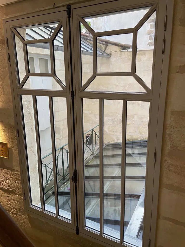 Petits bois rapportés style géométrique centre historique de Bordeaux