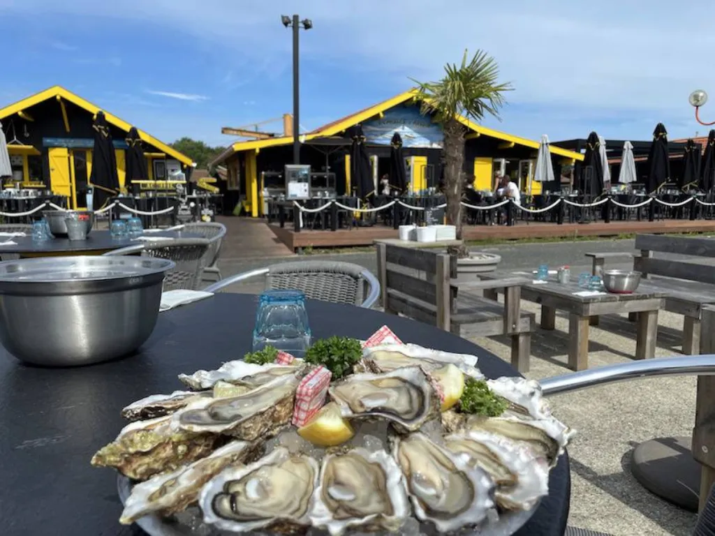 Restaurant fruits de mer huîtres du producteur à Gujan Mestras au port de la Hume
