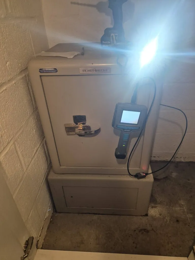 Serrurier expert en coffre-fort à Larbersart en train de réaliser une ouverture