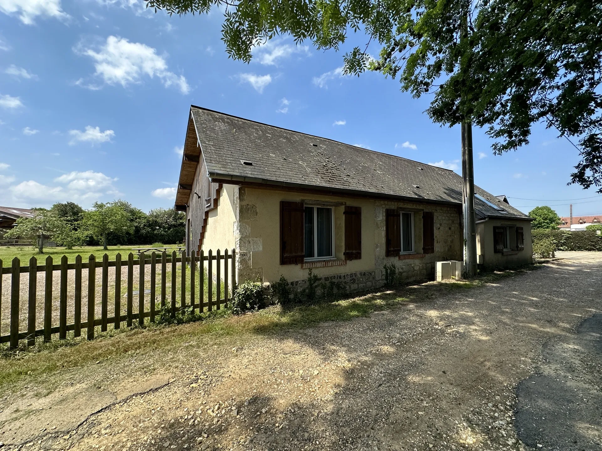 Centre équestre au coeur de la Normandie avec 20 boxes et une habitation de 150m² sur environ 6 hectares de terrain, 76.