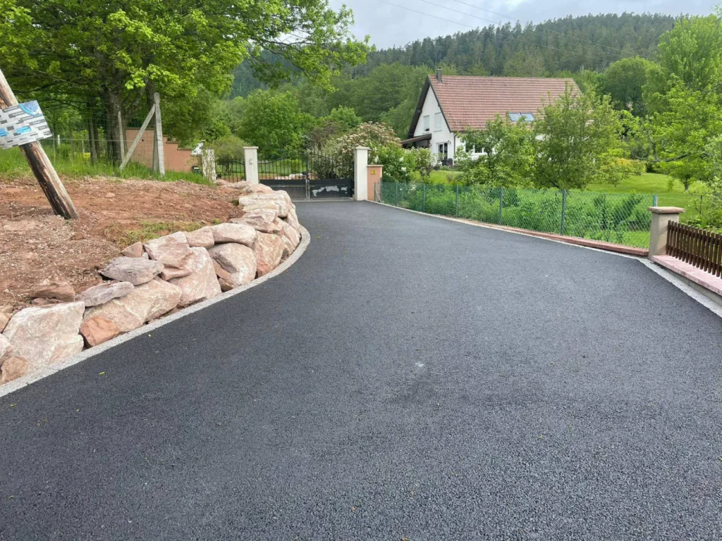 Entrée d'une maison individuelle avec enrobé à Saales, près de Schirmeck. 