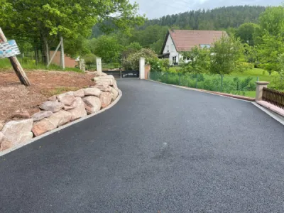Entrée d'une maison individuelle avec enrobé à Saales, près de Schirmeck. 