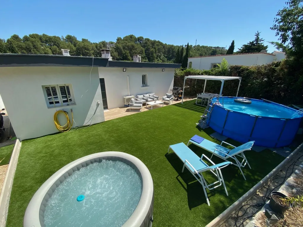 Notre zone d'activité pour ce serviceHabiter à Gémenos 13420 dans les Bouches du Rhône : cadre verdoyant et trajets facilités vers Cassis et Marseille