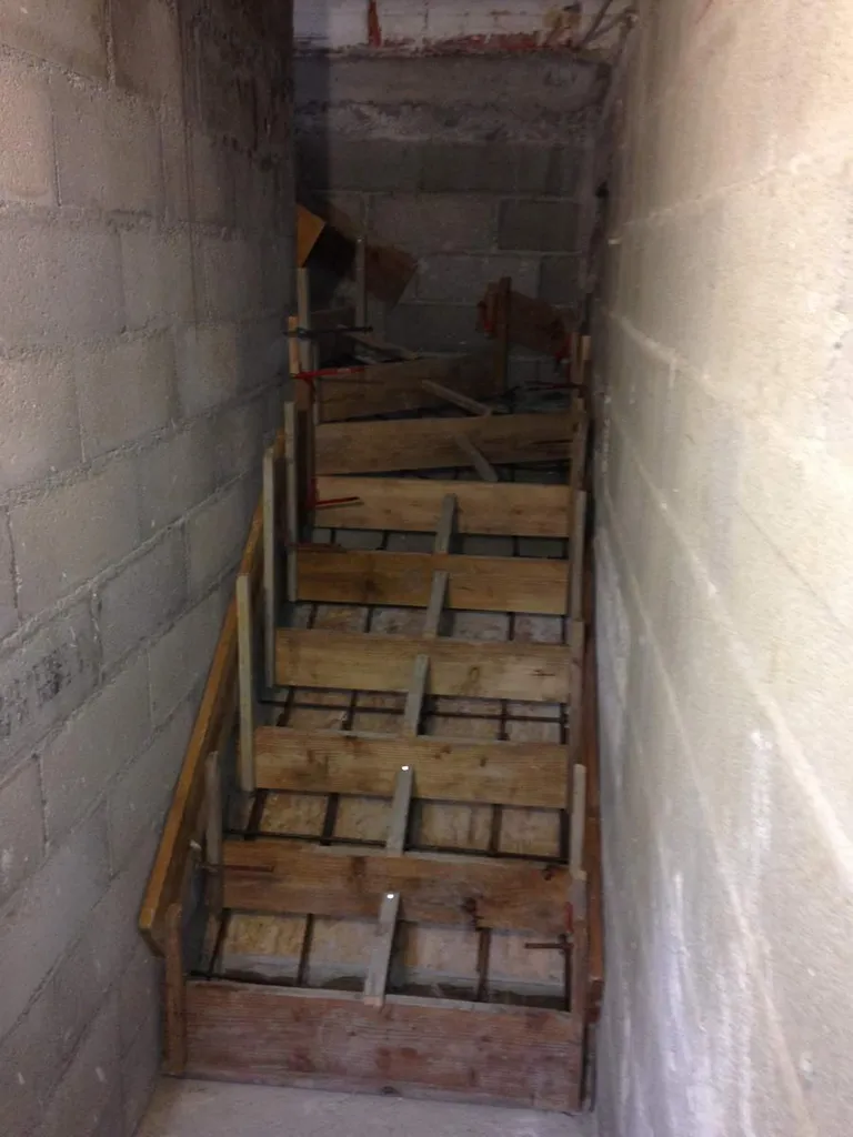 Réalisation d'un escalier en béton armé à Salon de Provence (13300)-Coffrage de l'escalier