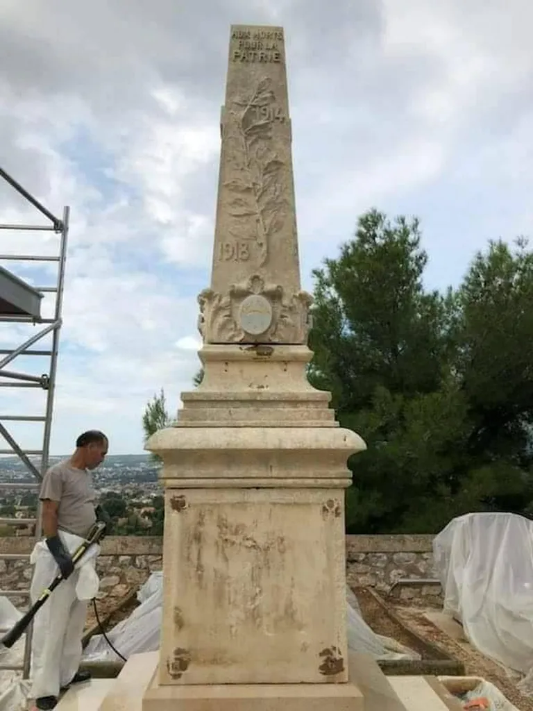 Construction d'un obélisque monument aux morts pour la patrie à Aix en Provence