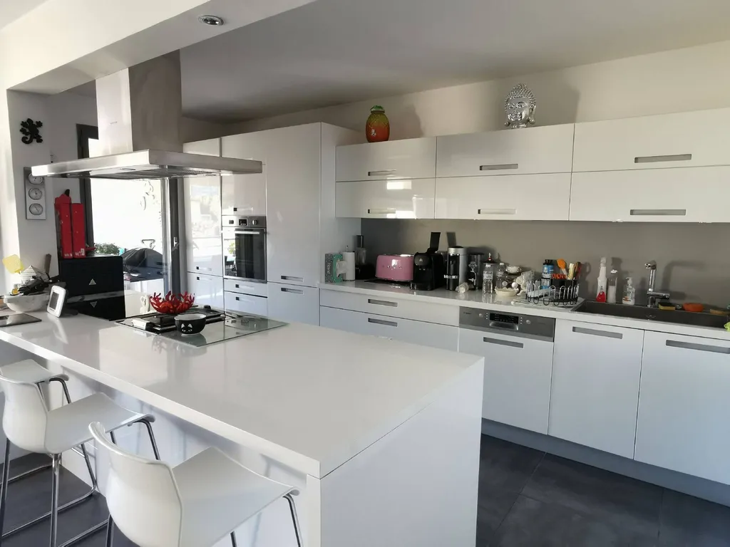 Cuisine blanche lumineuse moderne de standing  appartement à vendre prestige Cassis