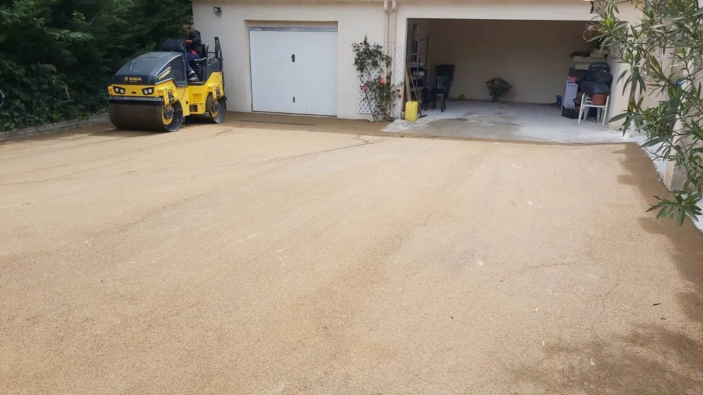 Application d'enrobé de bitume ocre Peyrolles en Provence dans les Bouches du Rhône