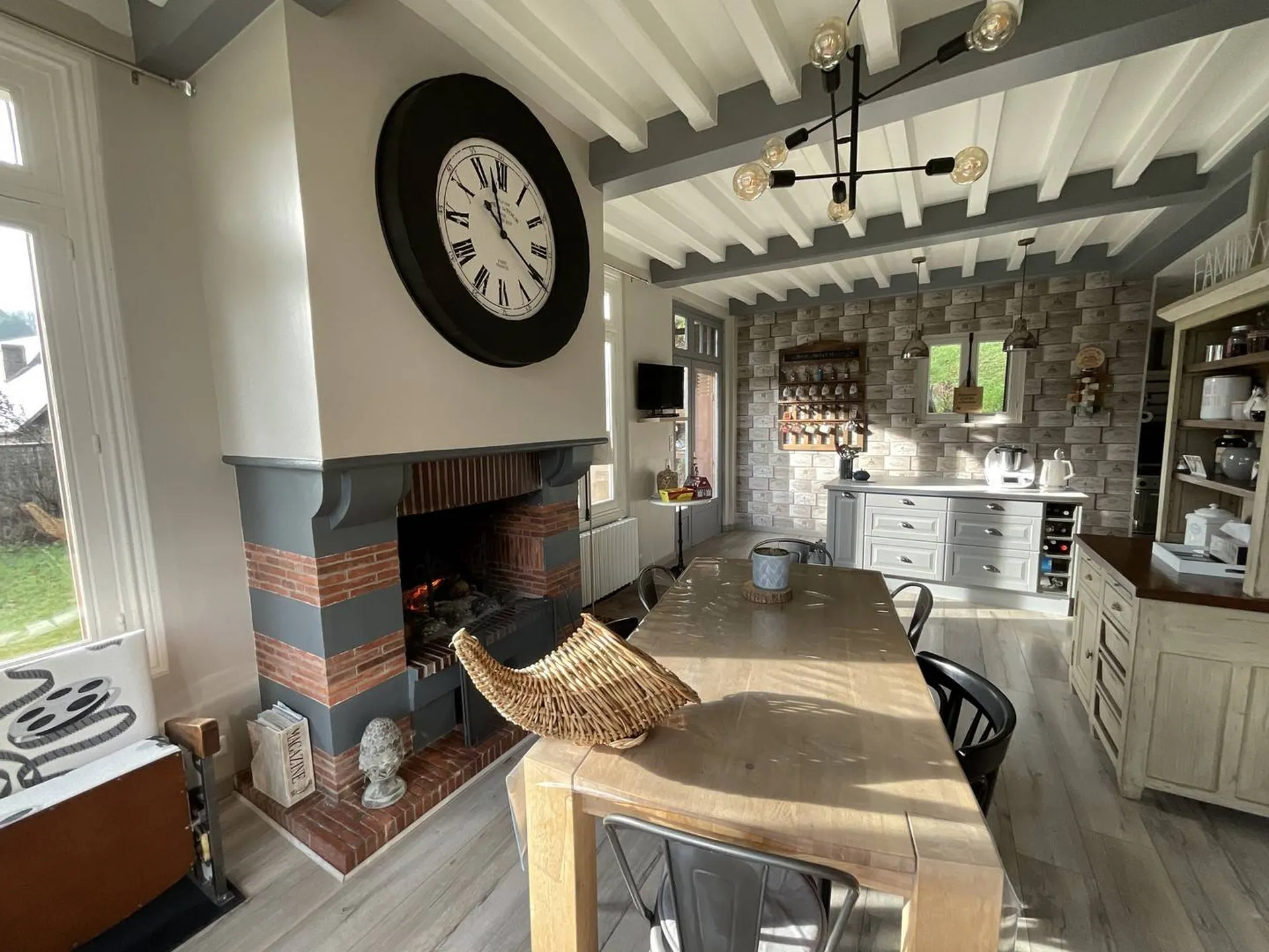 Vends propriété avec Salle à manger ouverte sur la cuisine équipée et aménagée,