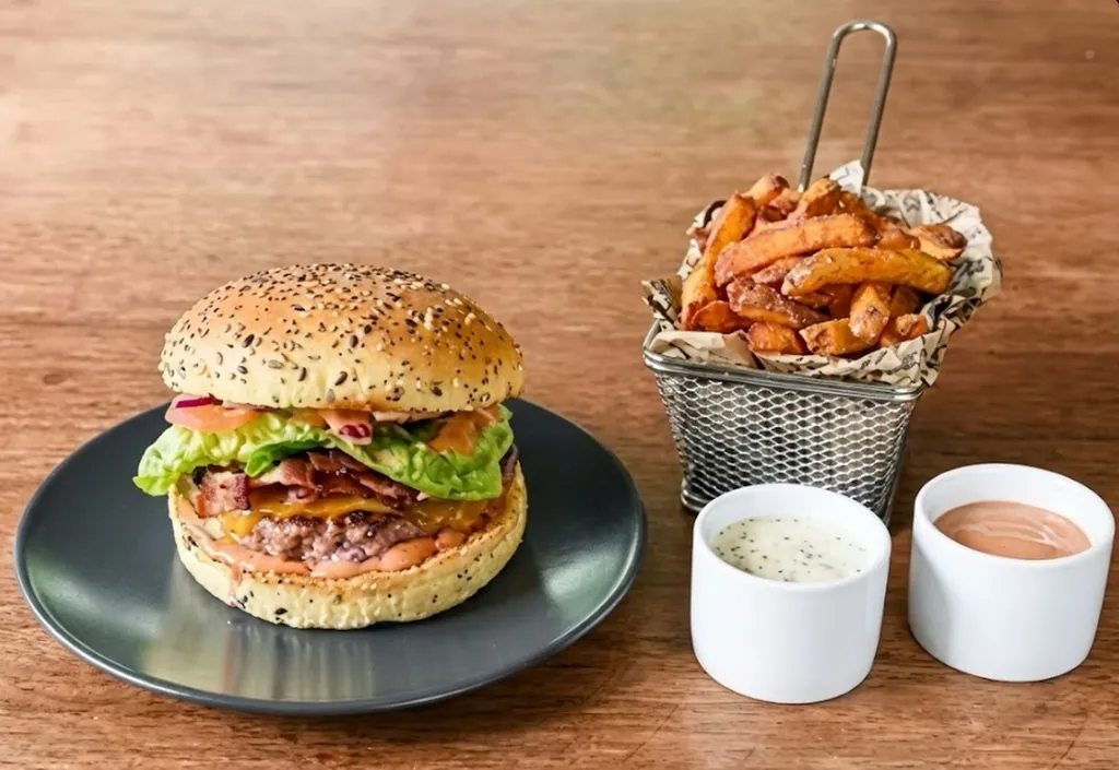 Restaurant de burgers artisanaux avec double cheddar bacon et tapas maison