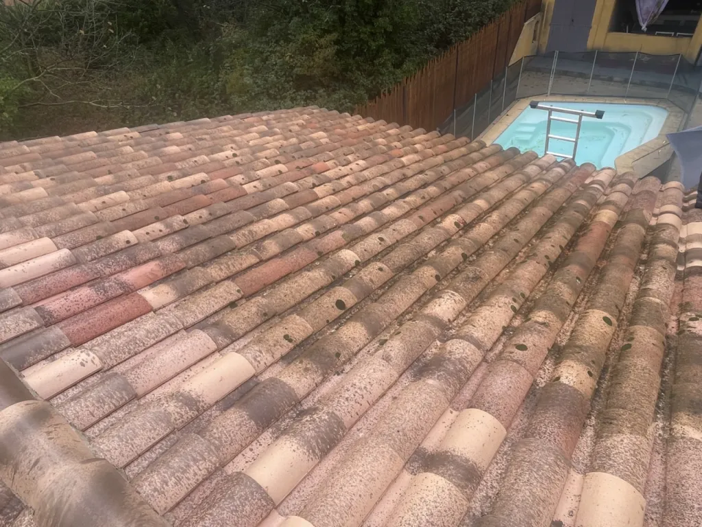 Nettoyage et traitement des tuiles mécaniques d’une Maison près de Martigues.