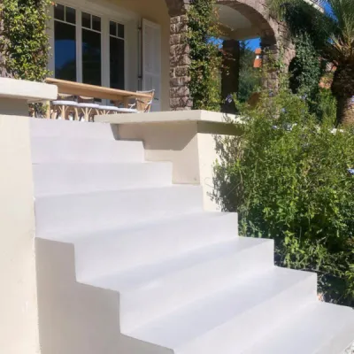 Réalisation d’un escalier extérieur en béton ciré TERRE DU MONDE
