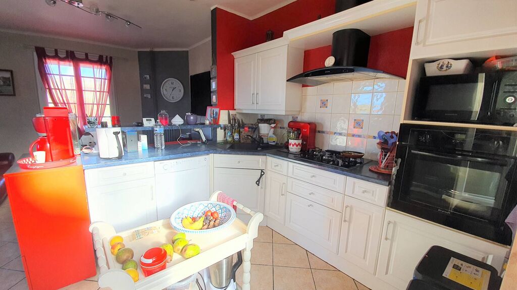 A vendre charmante villa de 103 m² habitables, 4 chambres, VUE MER, située sur l'axe Dieppe - Le Tréport, à deux pas de la plage. Petit-Caux 76370