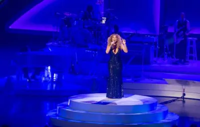 mariah carey sings Auld Lang Syne