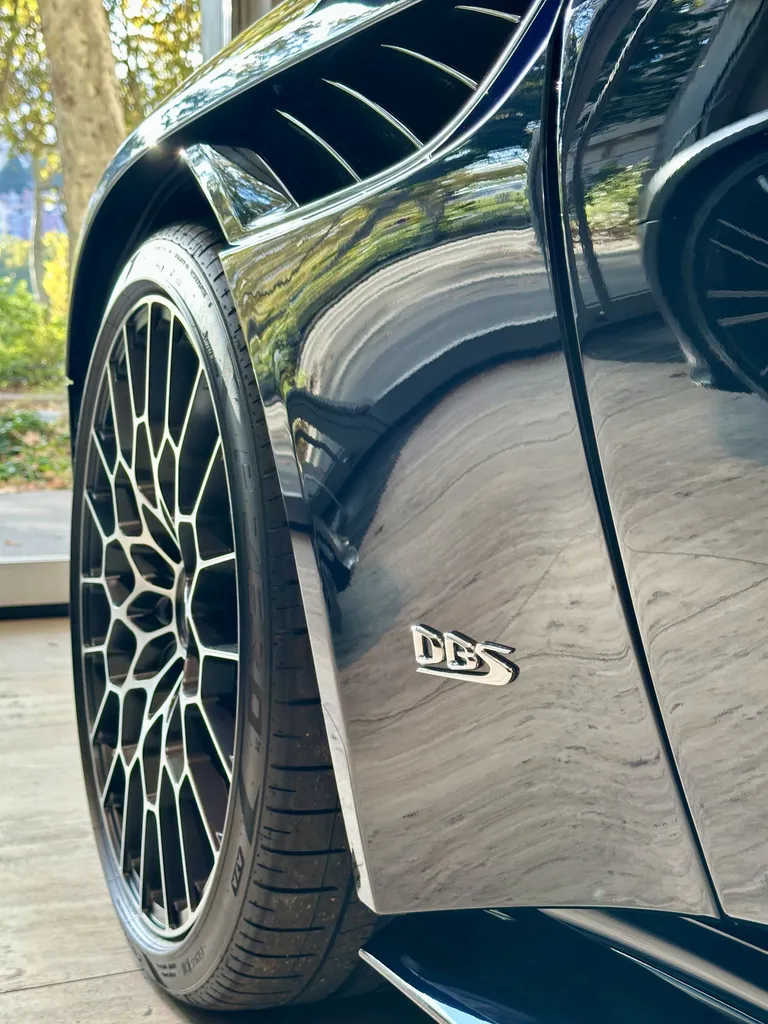 EMB detailing utilise Le Q² Infinite Base Type 1 qui est la première protection au monde à base de polysilanaze modifiée à la fluorine à Lyon