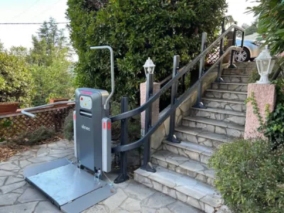 La plateforme oblique VIMEC V6 S est compacte design, elle assure le transfert du passager en toute sécurité et se fond dans son environnement