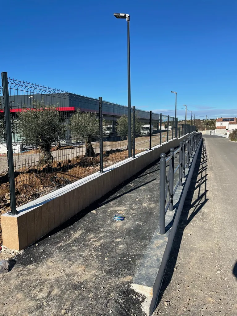 Fermeture et aménagement extérieur pour des locaux commerciaux à Gignac La Nerthe