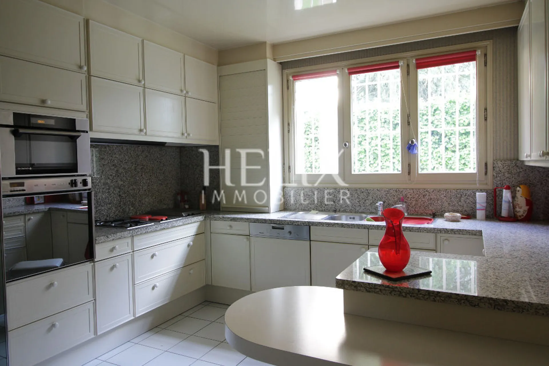 Comme une maison rue D'Alsace à Saint Germain en Laye vous avez la fôret domaniale à proximité de cet immeuble de caractère dans la plus belle ville des Yvelines à l'ouest de Paris