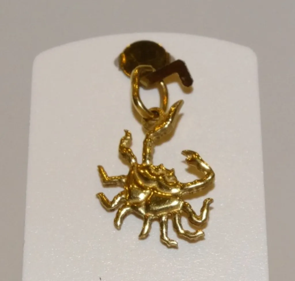 Cancer en or jaune 18 carats.