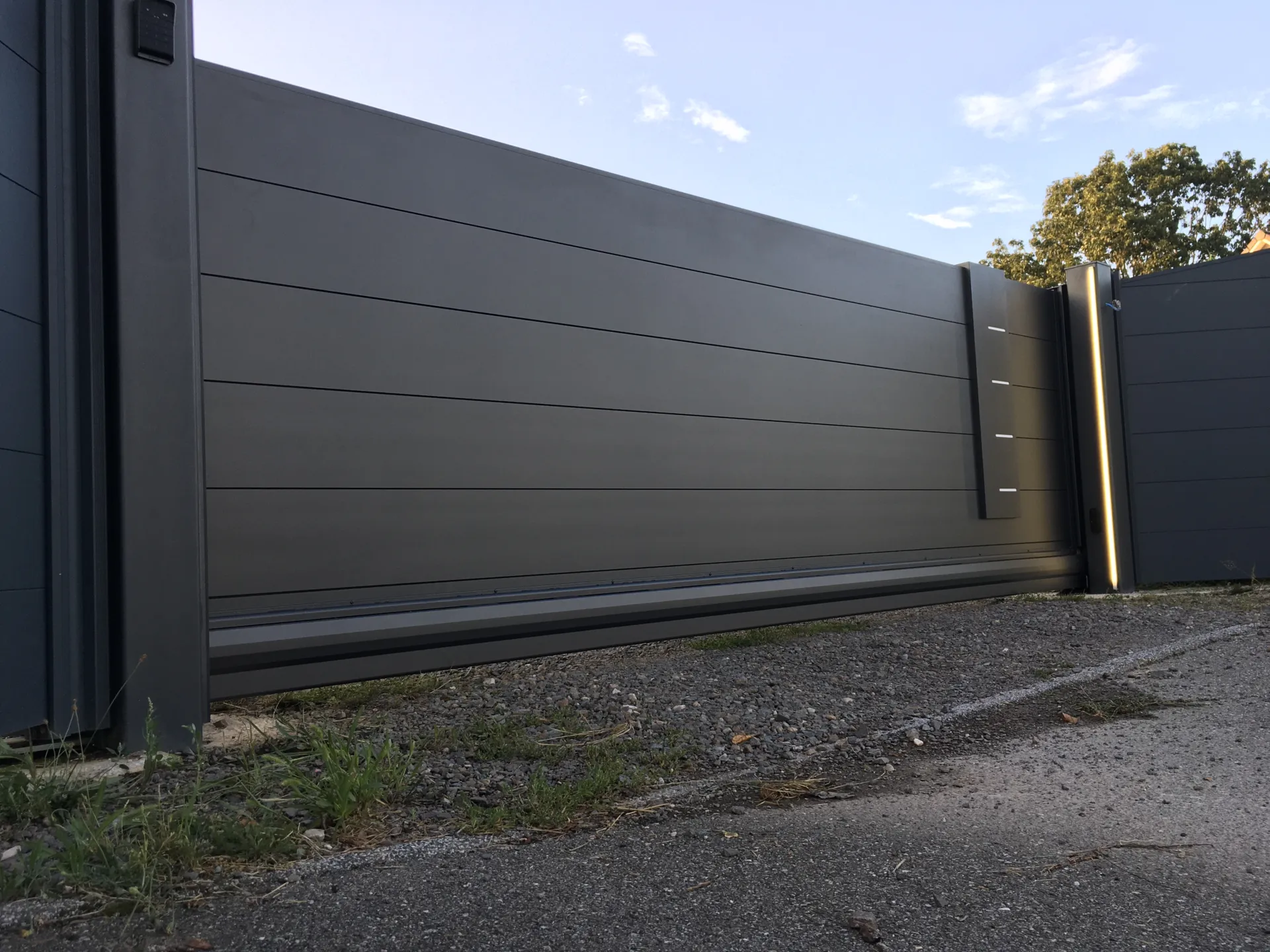 Réalisation d’un portail en alu coulissant autoporté noir sablé de 5m x 1,50m à Lachapelle sous Chaux près de Belfort