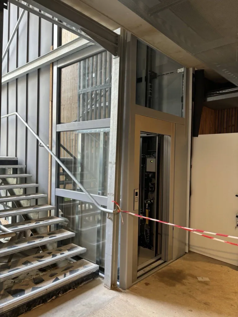 Sécurisation de la zone de travail autour de cet EPMR sur structure autoportante en ERP à Marseille