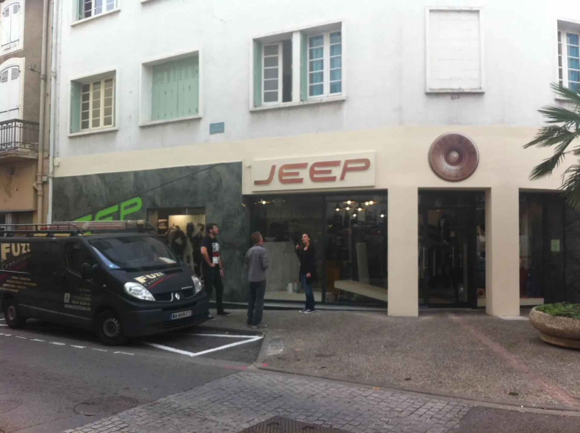 Enseigne avec rétro éclairage pour le commerce Jeep à Pamiers