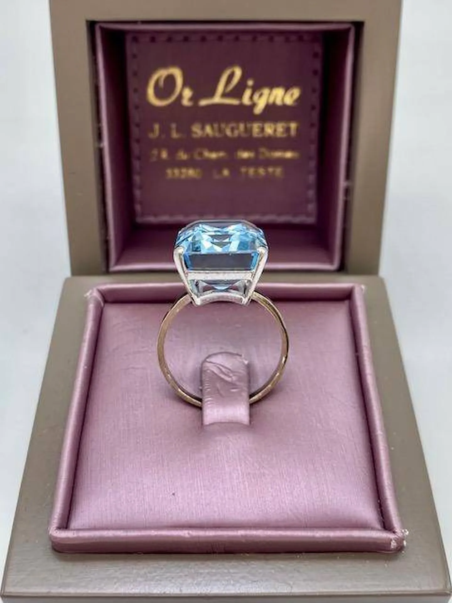 Acheter en ligne une très belle bague en or blanc 750/1000ème et topaze bleue grâce à Or Ligne votre bijouterie à La Teste de Buch