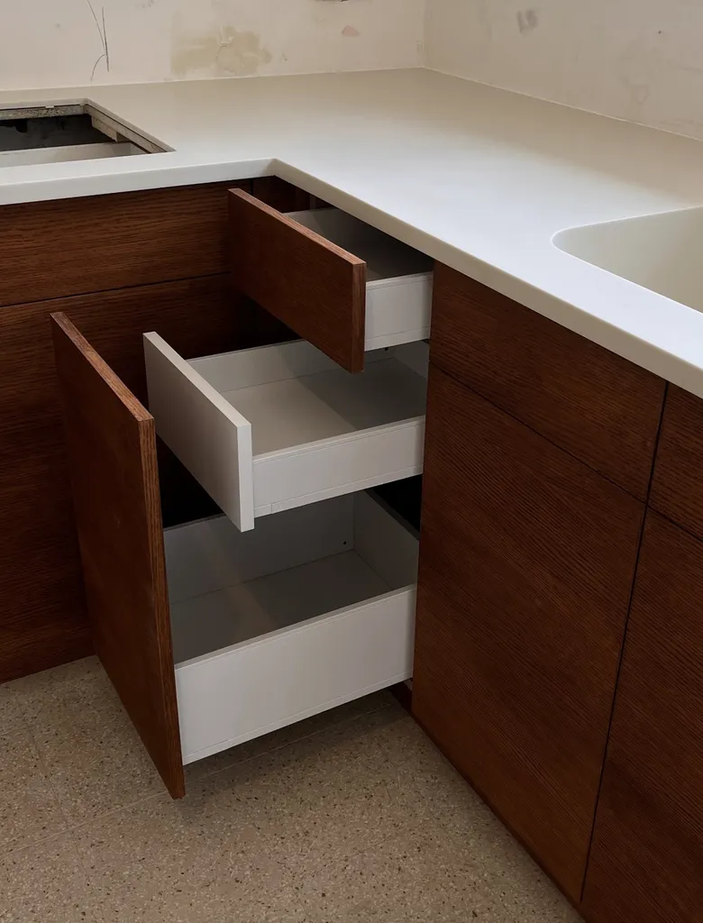 Mobilier bois sur mesure : conception, fabrication artisanale et pose par un menuisier spécialisé en agencement intérieur pour particuliers et professionnels à Toulouse