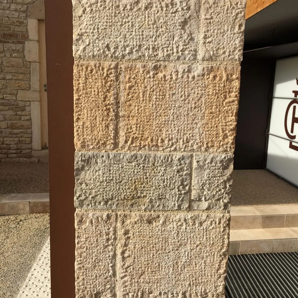 Transformateur expert en pierre naturelle pour dallages, terrasses, margelles de piscine, parements muraux et pièces spéciales haut de gamme destinés aux projets architecturaux exigeants