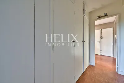 Magnifique appartement traversant de 4 pièces à Saint Germain en Laye, une triple exposition, lumineux et ensoleillé, ascenseur et parking privé dans la résidence proche RER A.