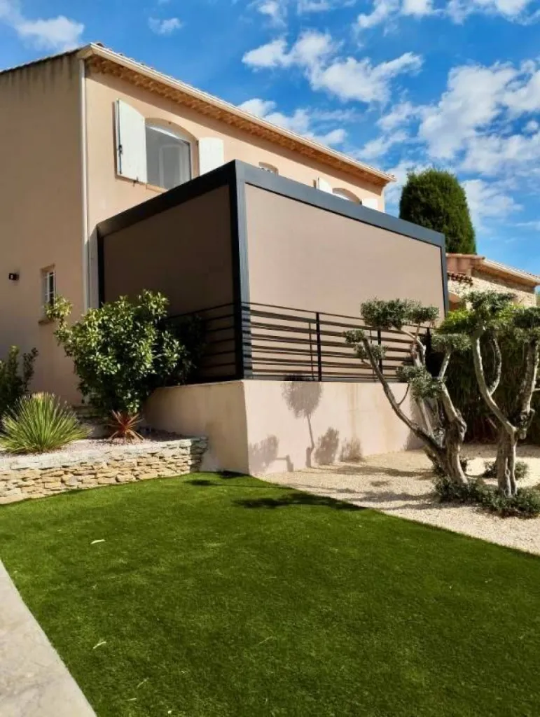 Pose de stores verticaux sur une pergola proche de La fare Les Oliviers (13)