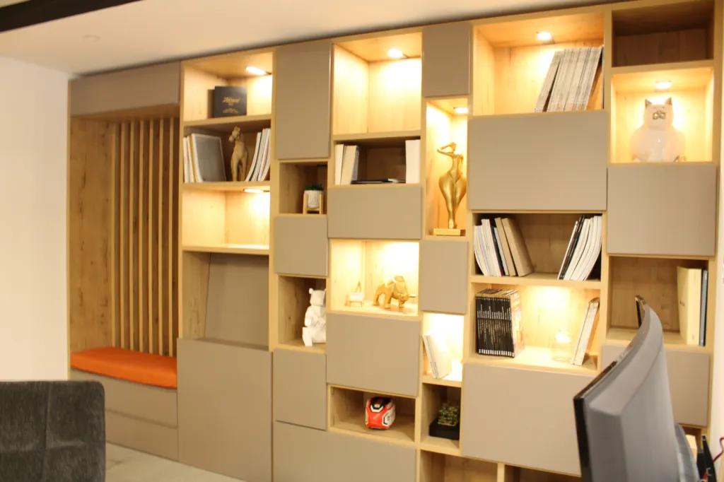 Agencement de bibliothèque design et esthétique avec éclairage LED intégré pour maison moderne à L’Isle-Jourdain Gers 32600