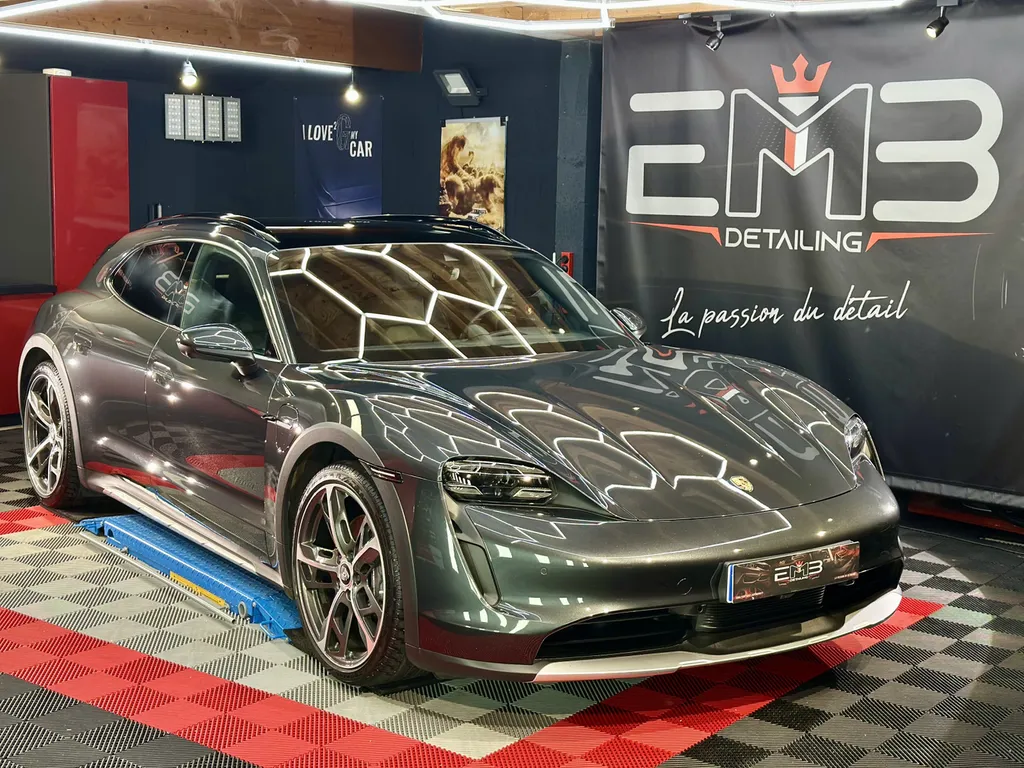 Spécialiste rénovation carrosserie Porsche lyon traitement céramique et film de protection PPF Porsche Taycan