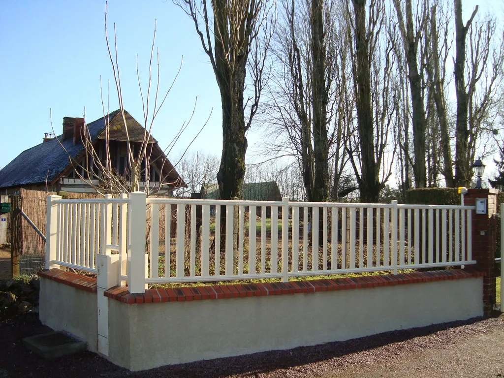 Installation de Clôture aluminium sur muret avec Portails motorisés et Portillon en aluminium à Pont l'Évêque dans le Calvados 14 et ses Alentours