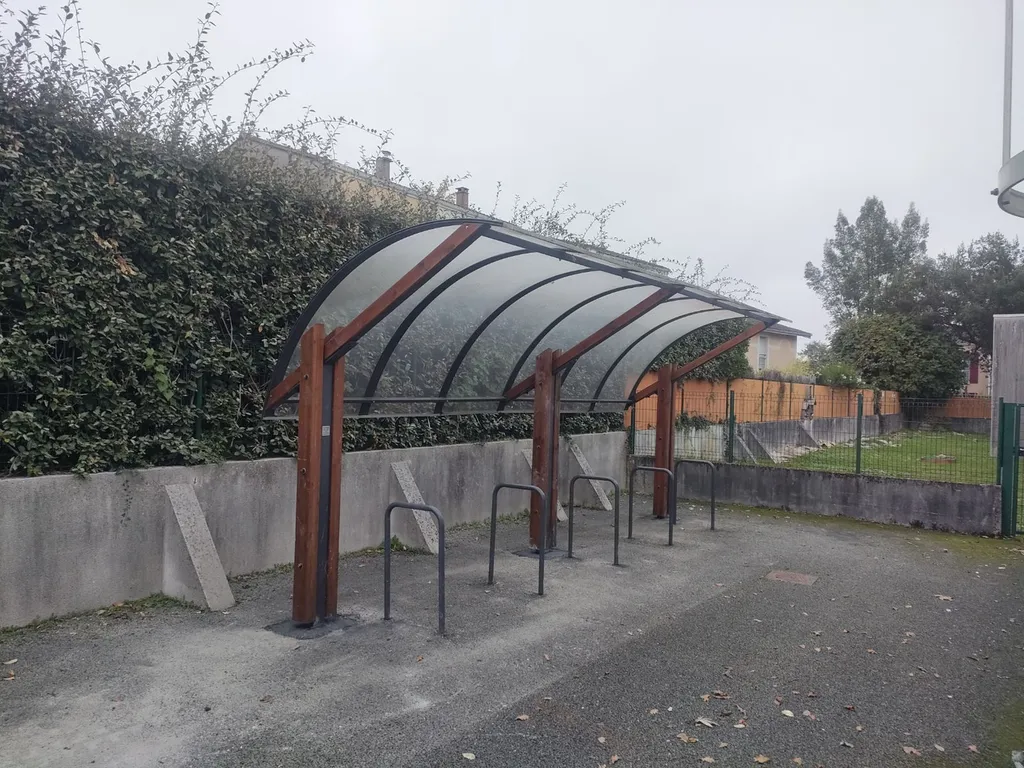 Transport et installation d'un abris vélo et de ses supports cycles à Bruges 33520