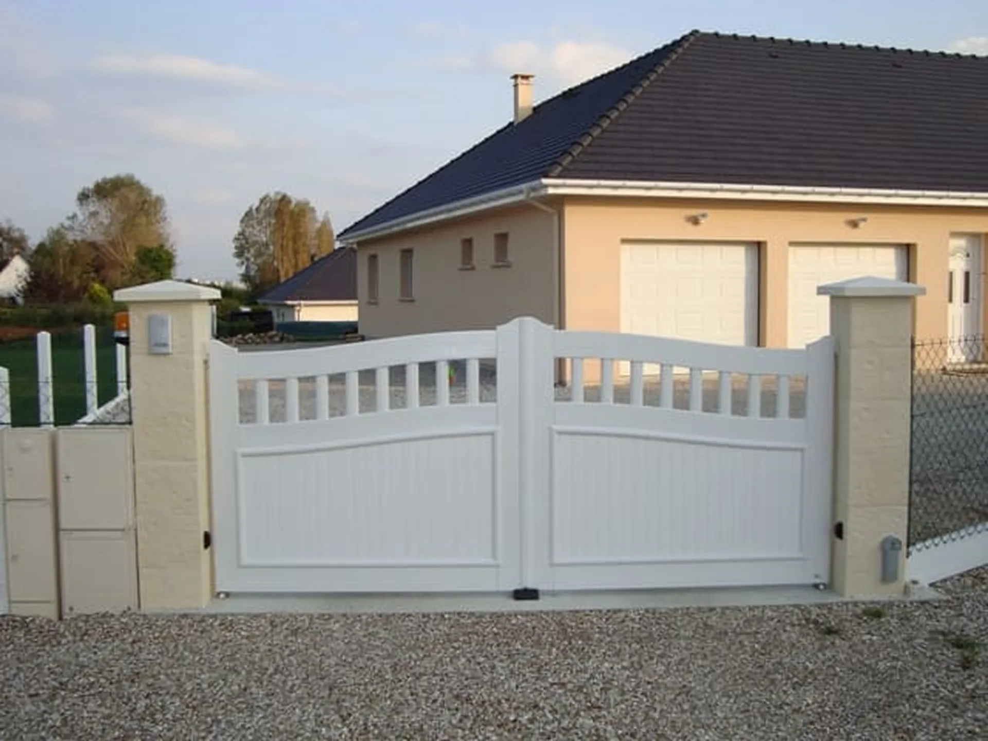 Installation de Portail PVC Électrique, Modèle 2 Vantaux motorisés Renforcé à Rouen en Seine-Maritime 76 et Mont-Saint-Aignan