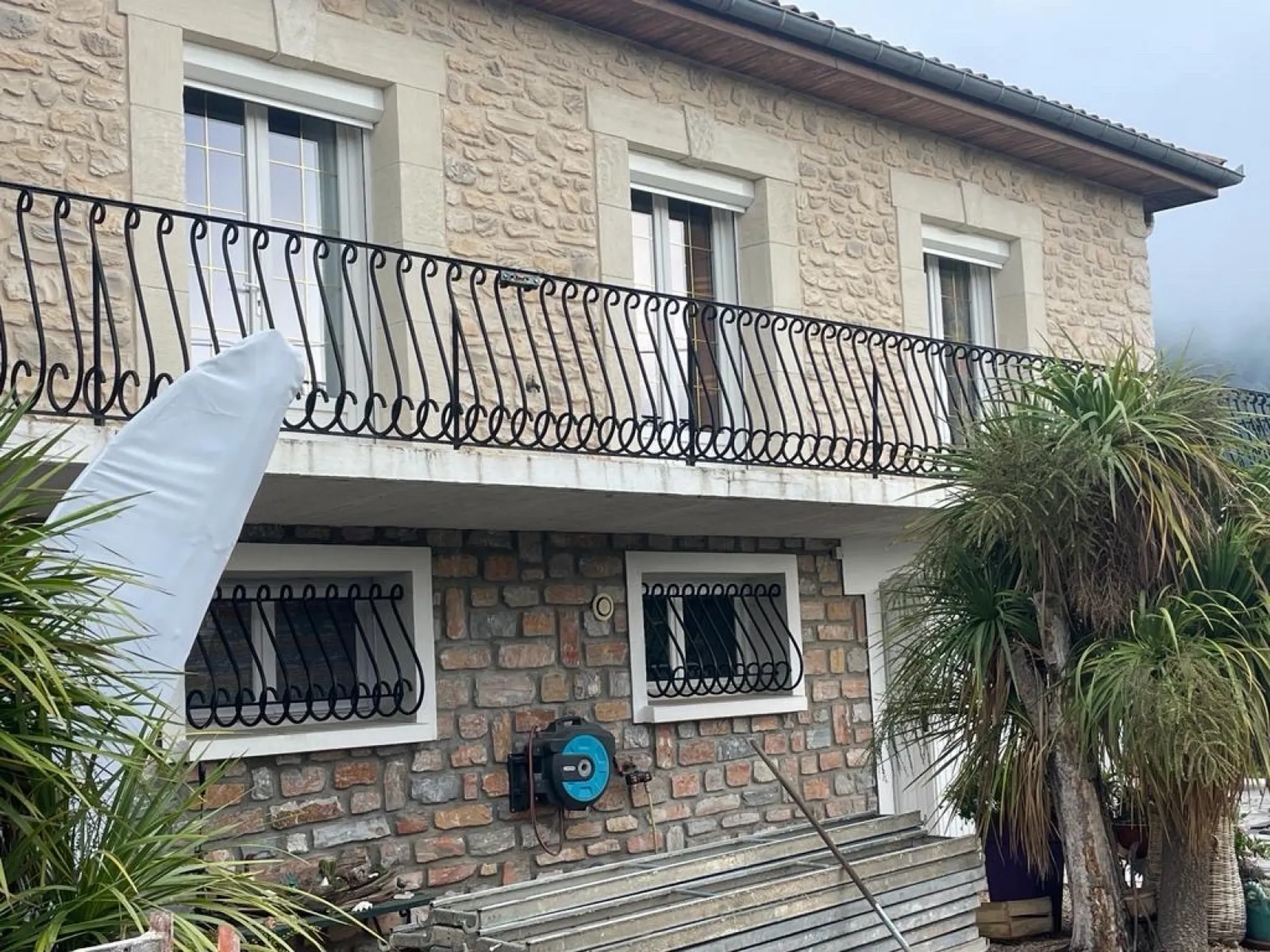 Ravalement de la surélévation avec des enduits à la chaux reconstituant la Pierre située à Mons la trivale entre Béziers et St Pons de Thomière 