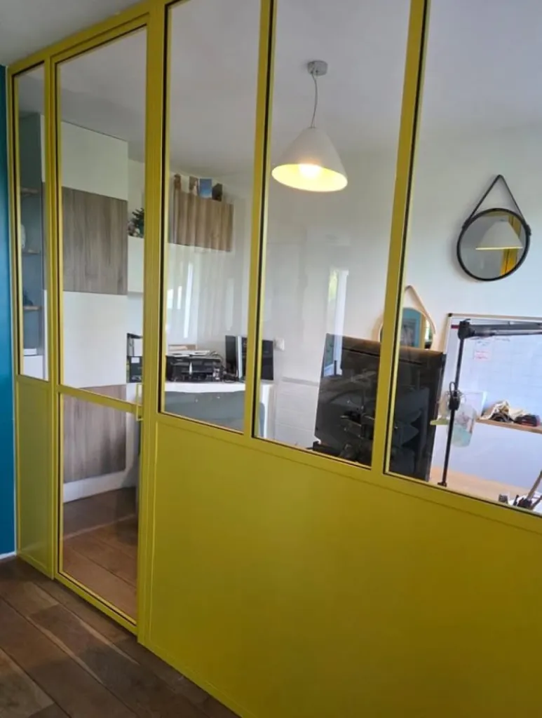 Devis pour fabrications et installation de cloison verrière jaune avec porte verrière entre une cuisine et le salon moderne à Lyon dans le Rhône