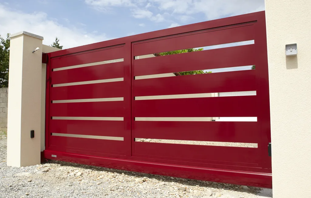 Installation de Portail autoportant motorisé en aluminium, Fermetures industrielles et Portails de copropriétés à Rouen et sa région ou agglomération en Seine-Maritime 76
