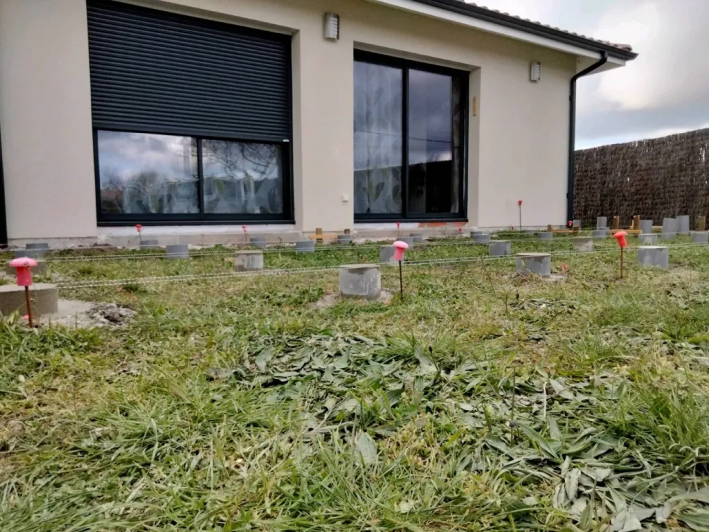 Réalisation d'une terrasse bois sur plots béton au Pyla sur le Bassin d'Arcachon.