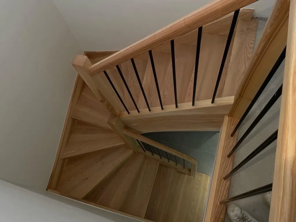 Escalier bois sur mesure : conception, fabrication artisanale et pose par un menuisier pour particuliers et professionnels à Toulouse