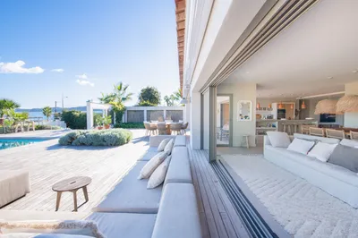 SAINTE-MAXIME | RARE sur le Littoral : Villa de Luxe de Plain-Pied, Vue Mer Panoramique et Accès Plage Immédiat