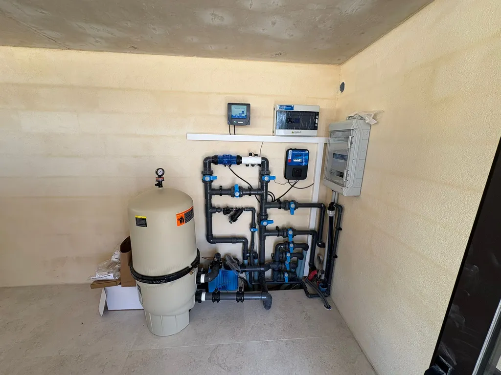 Rénovation complète de piscine avec étanchéité PVC armé Renolit et électrolyse au sel à Allauch – local technique connecté et régulation pH dans les Bouches-du-Rhône