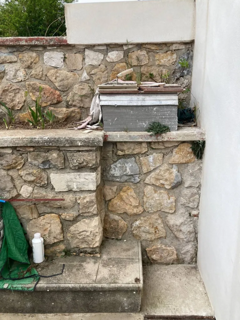 Avant l'installation d'une plateforme verticale Barduva RB 150 en extérieur à Carnoux près de Marseille