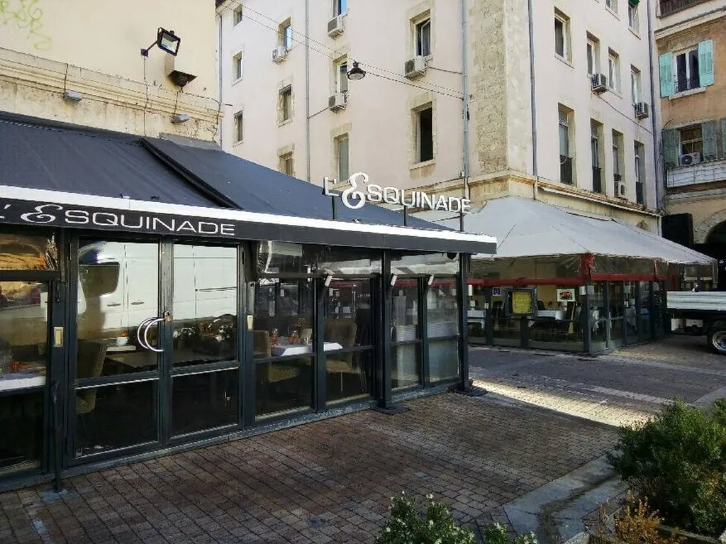 Bloc Led sur toile de restaurant